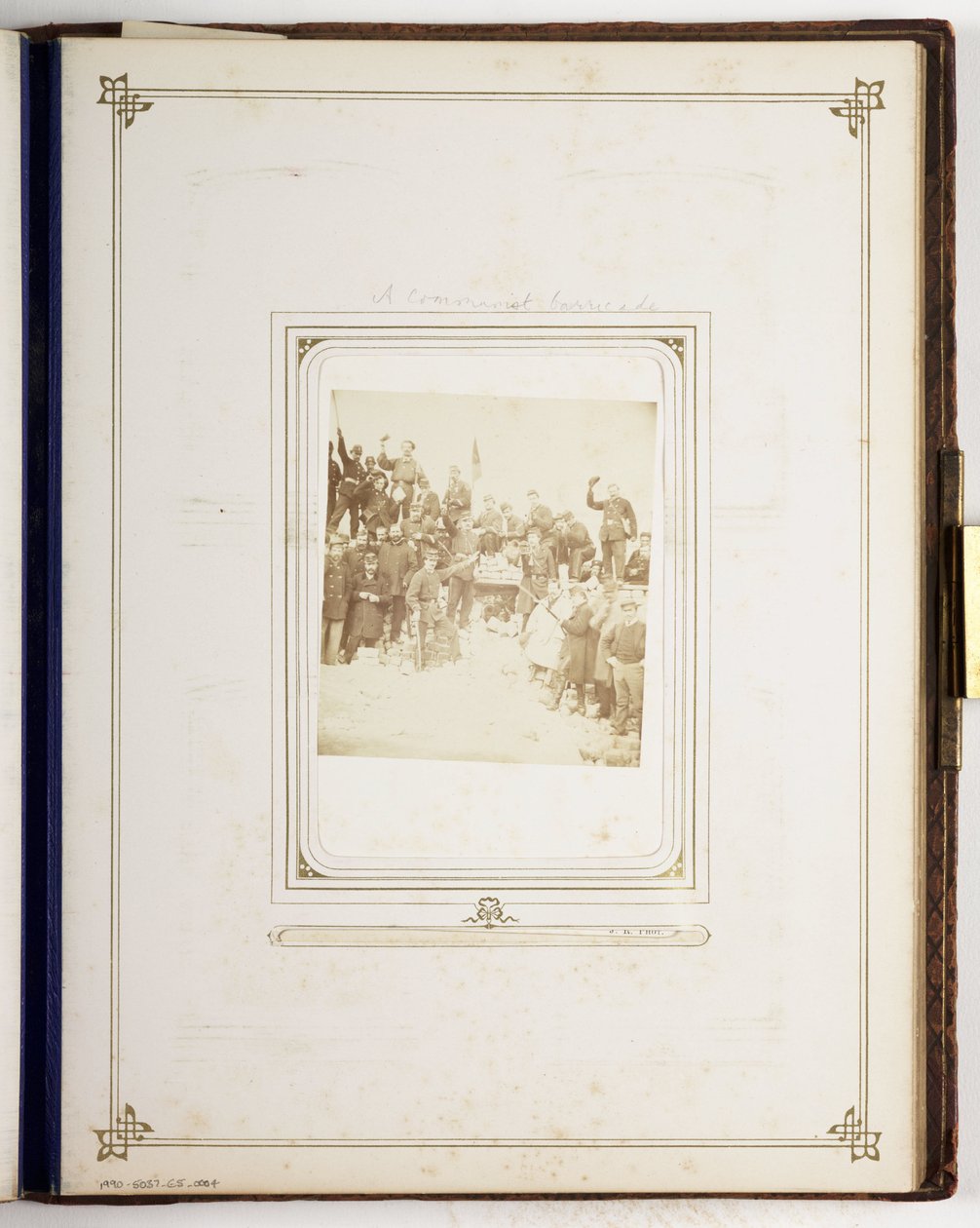 En kommunistisk barrikad, ca 1870-talet av John Pardon