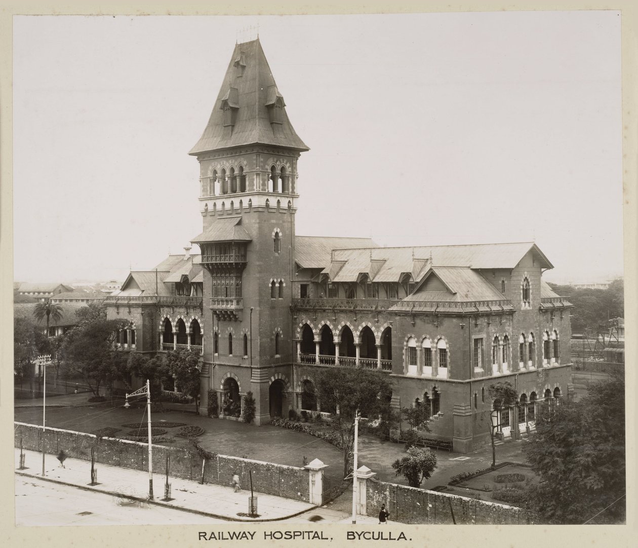 Hospitals Byculla Railway Hospital, Indien, c 1930 av John Pardon