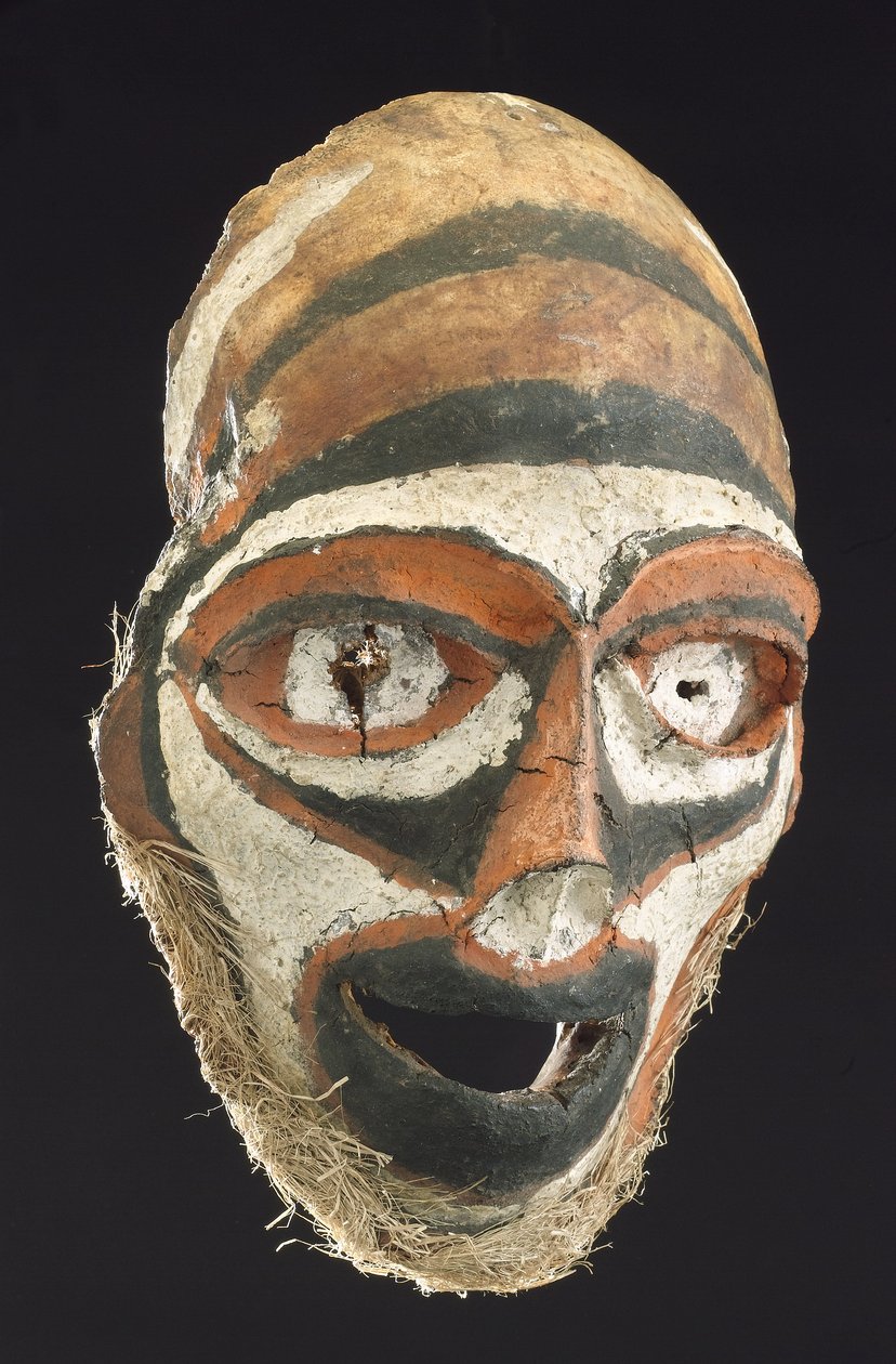 Mask gjord av en mänsklig skalle, New Britain, Papua Nya Guinea av John Pardon