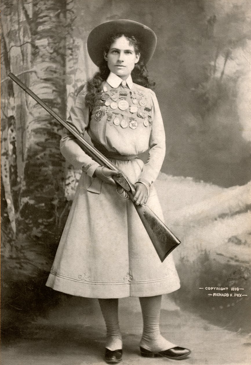 Annie Oakley med ett gevär av Richard Kyle Fox