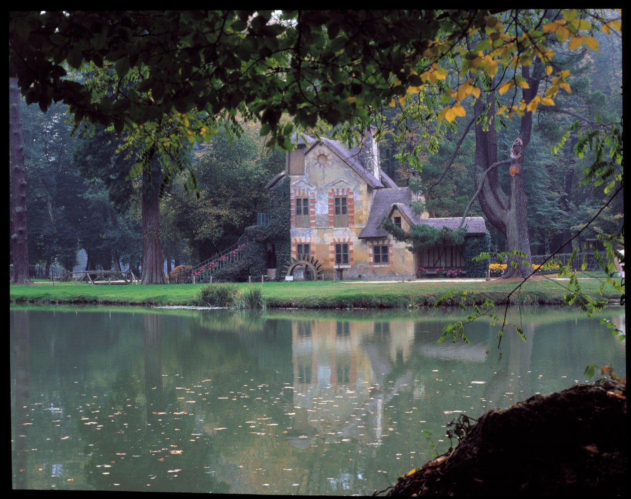 Hameau de la Reine - La Maison de la Reine på Hameau de la Reine Marie Antoinette, i parken Chateau de Versailles. av Richard Mique