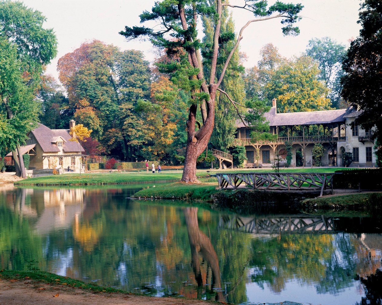 Drottningens hus i Hamlet drottning Marie Antoinette, i parken vid Chateau de Versailles. av Richard Mique