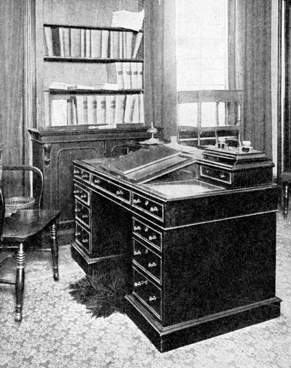 Stol och skrivbord av Charles Dickens, använd på Gadshill, 1923. av Rischgitz Collection