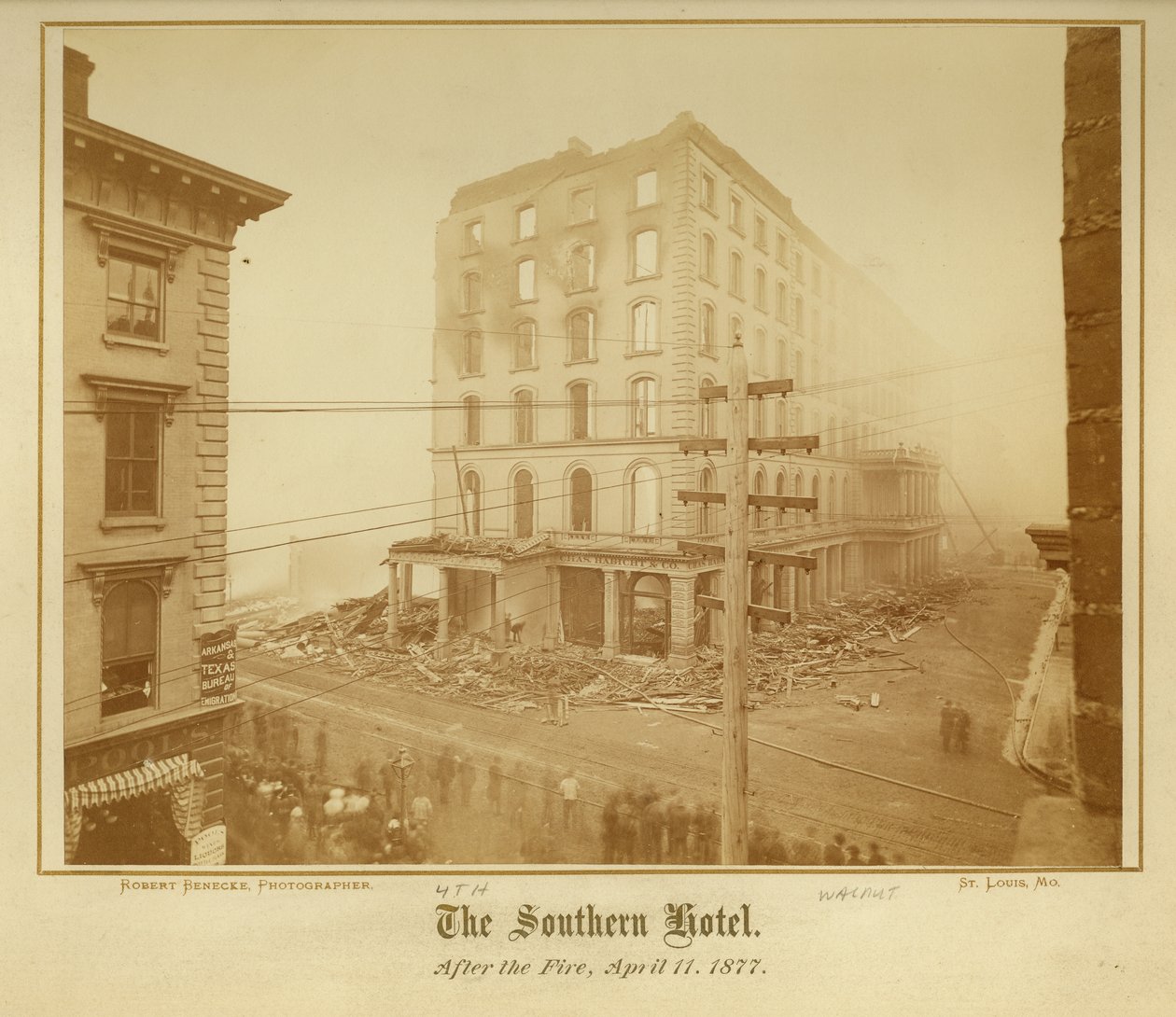 View of the Southern Hotel at Fourth and Walnut Streets after the fire on 11 April 1877 av Robert Benecke