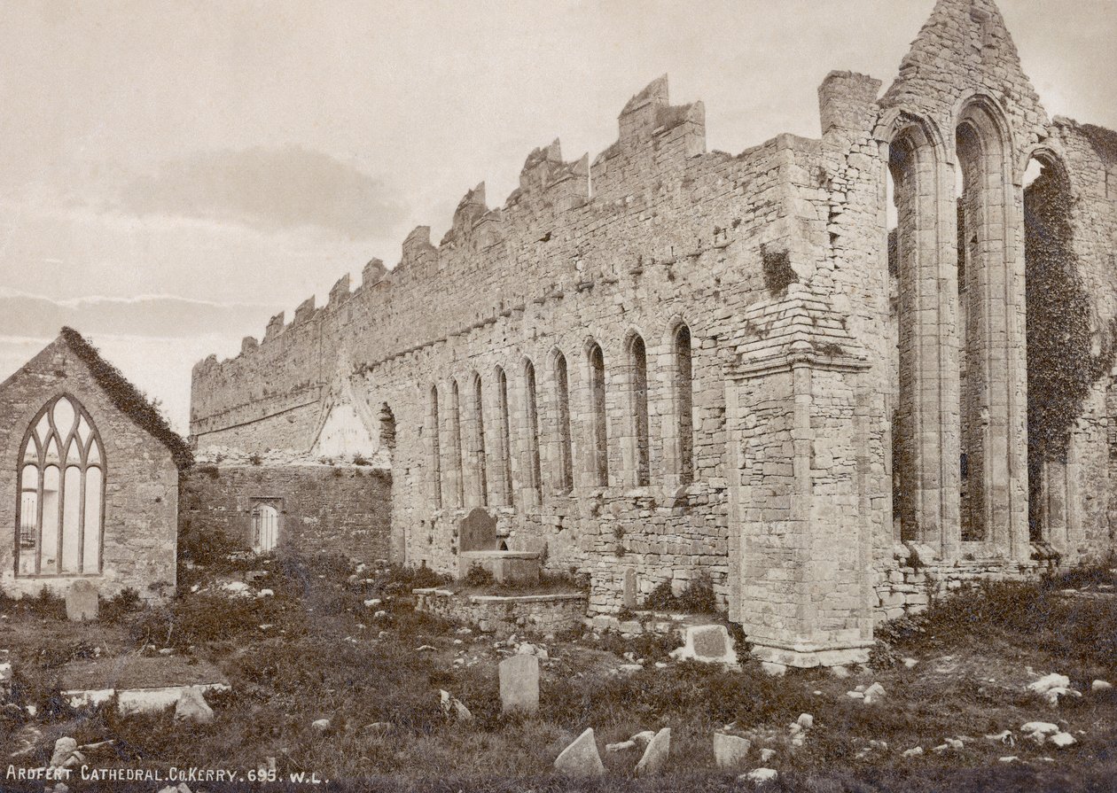 Ardfert Cathedral, fotograferad av Robert French för William Lawrence Photographic Studio, ca 1880-talet (sepiafoto) av Robert French