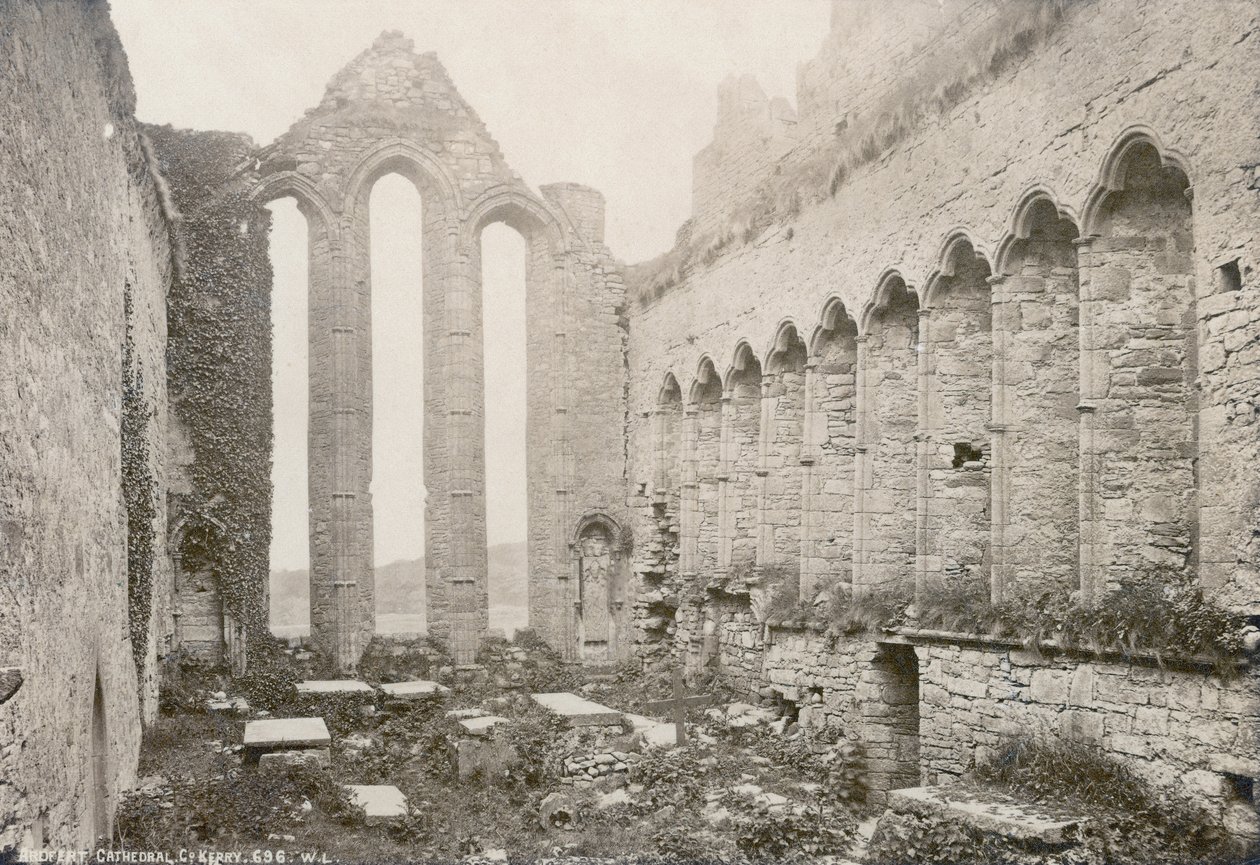 Ardfert Cathedral, fotograferad av Robert French för William Lawrence Photographic Studio, ca 1880-talet (sepiafoto) av Robert French