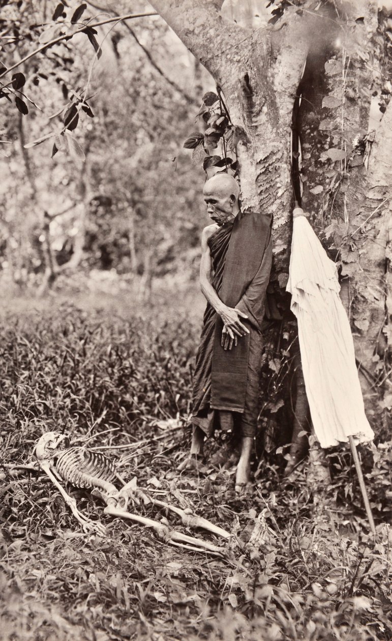 Symboliskt fotografi av en munk som betraktar ett skelett, Siam, ca 1890 av Robert Lenz
