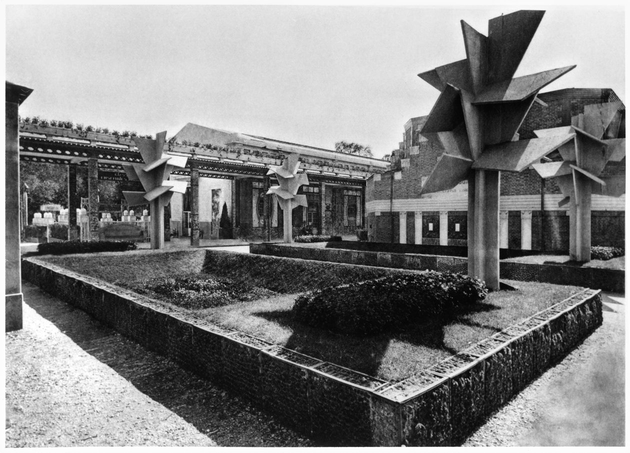 Vinterträdgården och de kubistiska betongträden på Art Deco-utställningen, från 