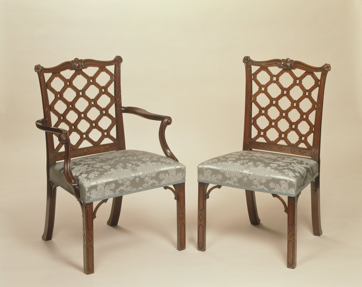 Ett par George III matstolar, ca 1765 (snickrad mahogny och klädsel) av Robert Manwaring