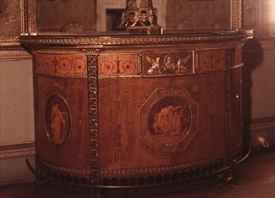 En av ett par kommoder av Adam, 1773 av Robert Adamson