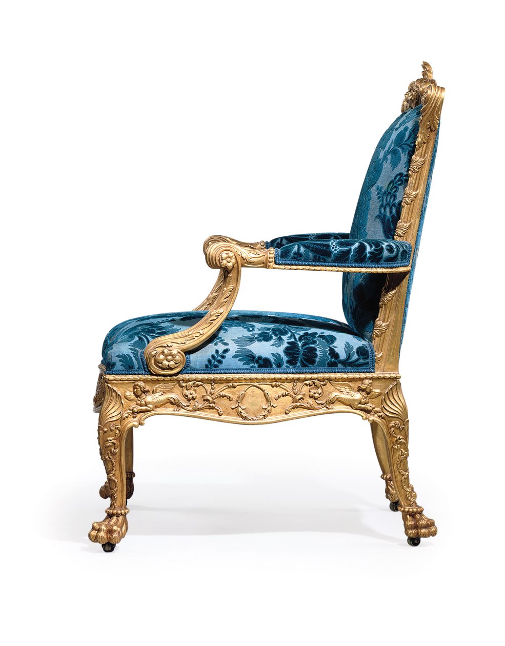 En av ett par George III fåtöljer i förgyllt trä av Robert Adam