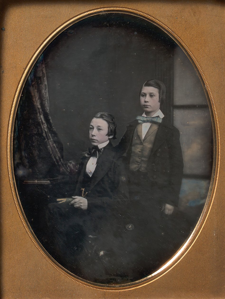 Två unga män i fluga, en sittande med en bok, en stående, 1850-talet. av Robert Boning