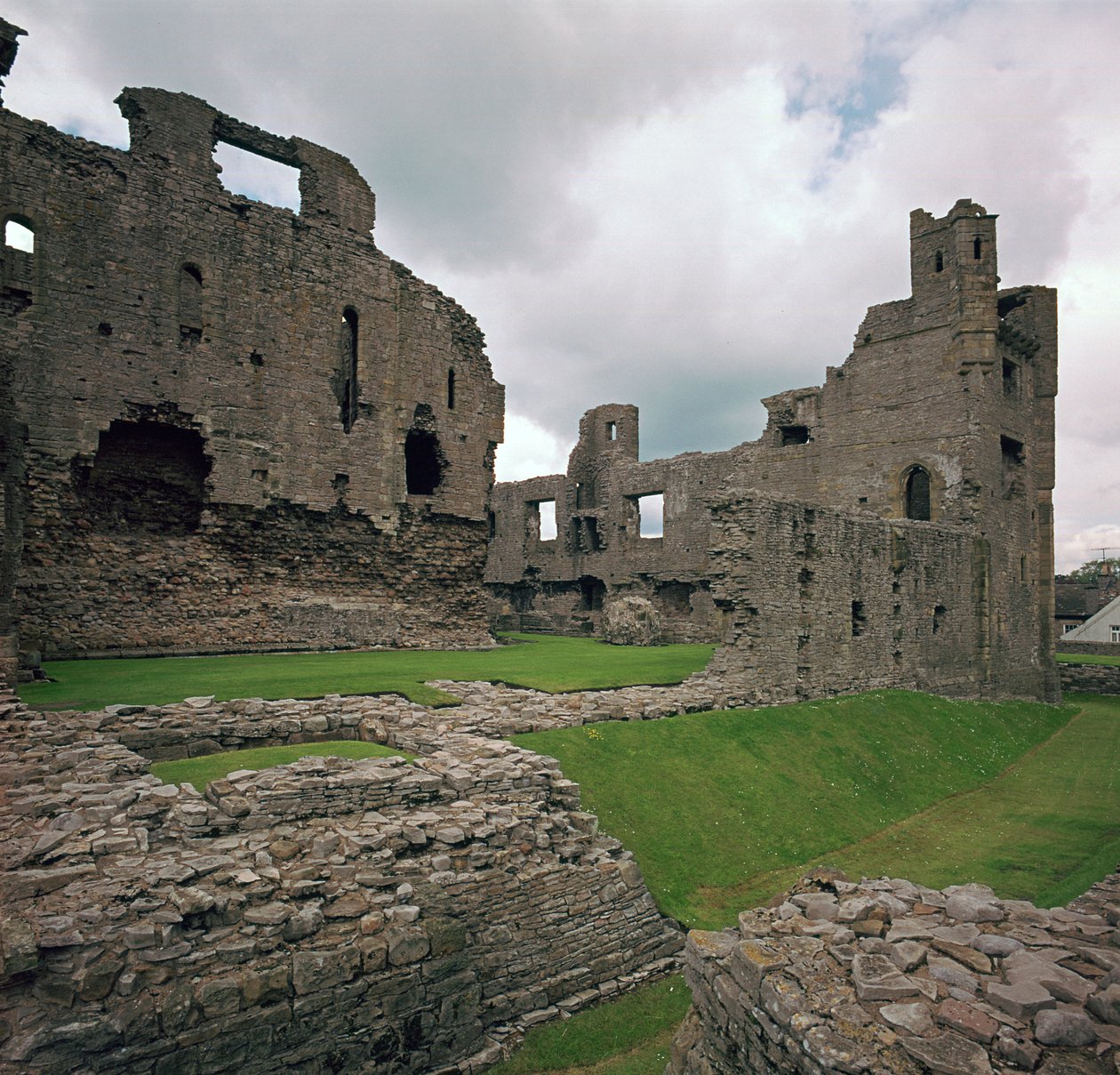 Middleham Castle, 1100-talet av Robert Fitzrandolph