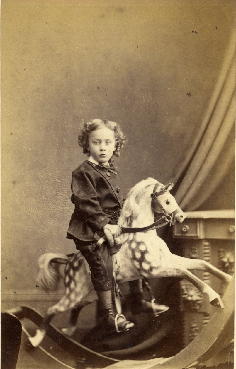 Pojke som sitter på en gunghäst, 1860-talet (albumenprint) av Robert H. Preston