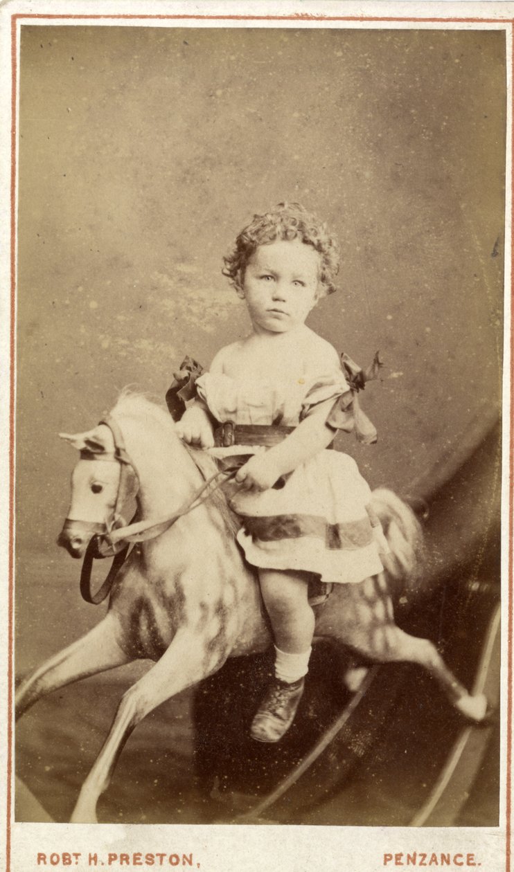Ung flicka sitter på en gunghäst, 1860-tal (albumintryck) av Robert H. Preston