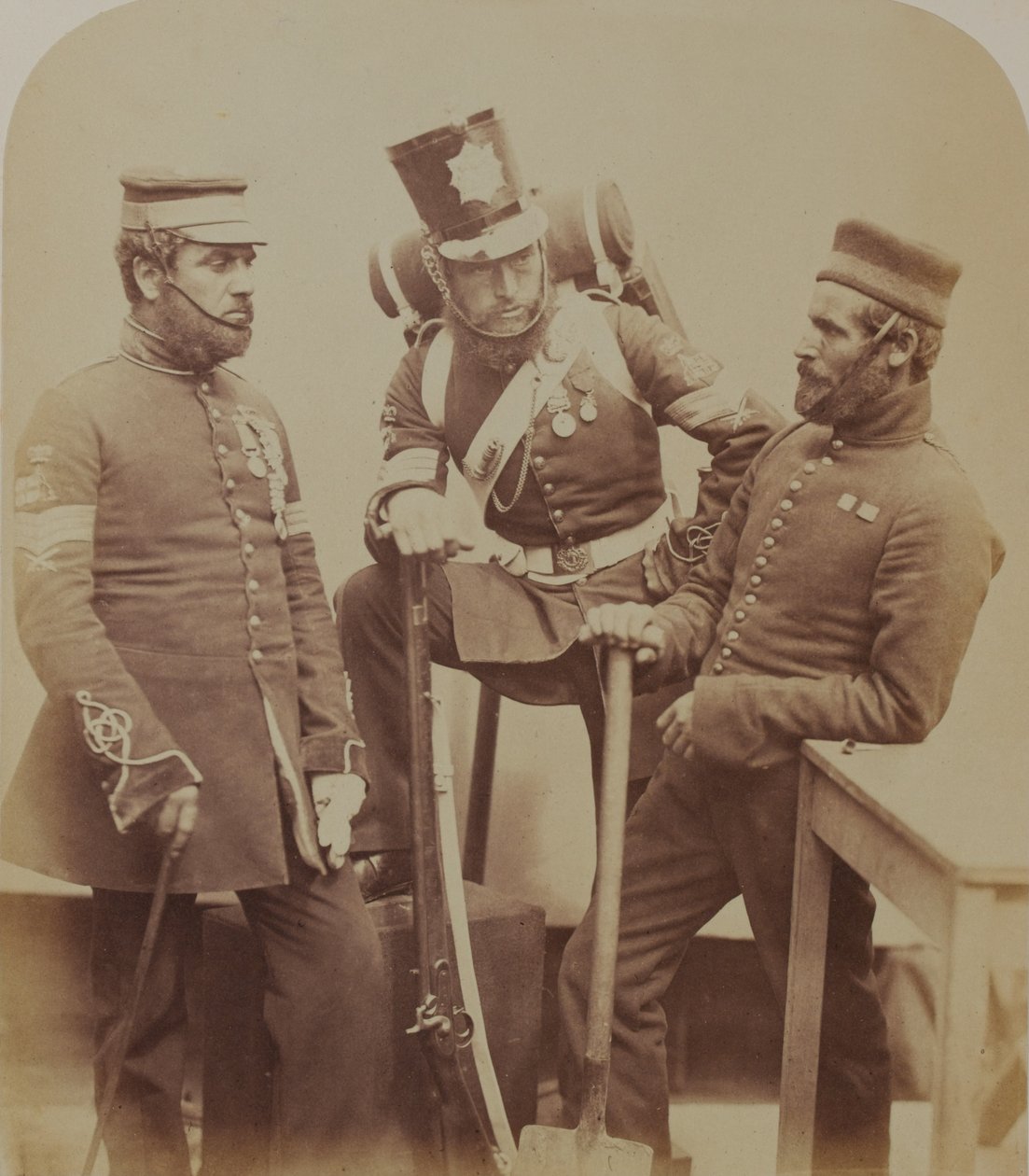 Färgsergeanter J. Stanton, Kester Knight och W. Bruce, Royal Sappers and Miners, 1856 (sepiafoto) av Robert Howlett