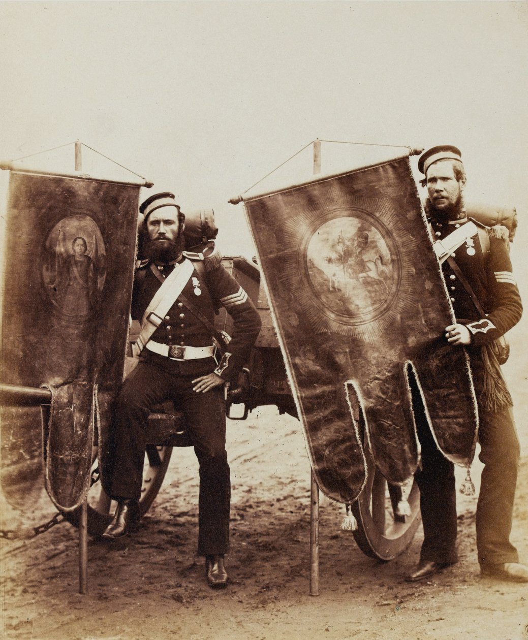 Company Sergeant Christy och Sergeant McGifford, Royal Artillery, 1856 (sepiafoto) av Robert Howlett