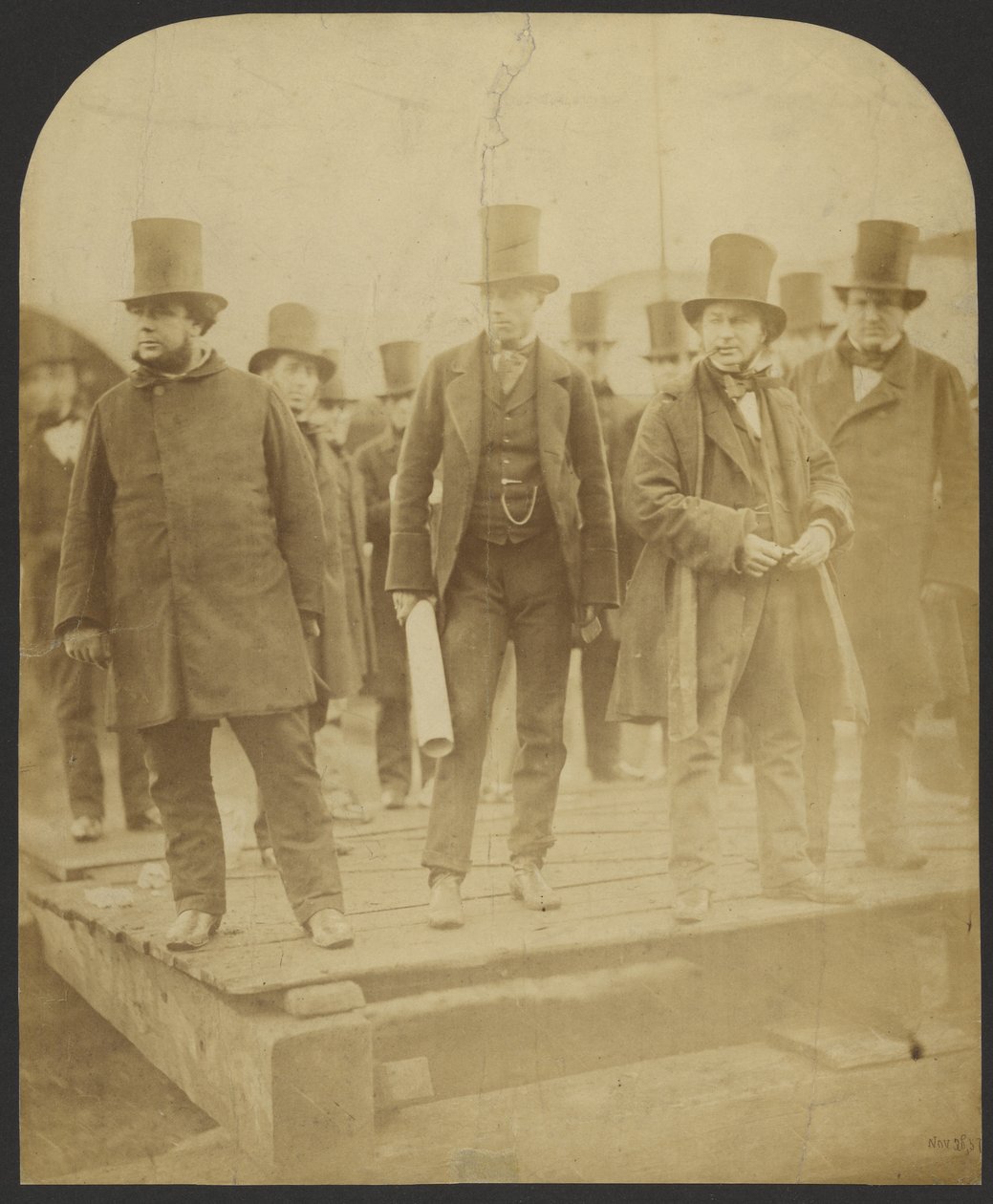 [Grupporträtt: J. Scott Russell, Henry Wakefield, Isambard Kingdom Brunel, Lord Derby] av Robert Howlett