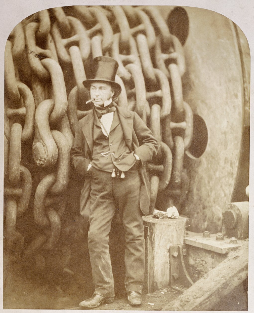 Isambard Kingdom Brunel vid Millwall, lutad mot en kedjetrumma, november 1857 av Robert Howlett