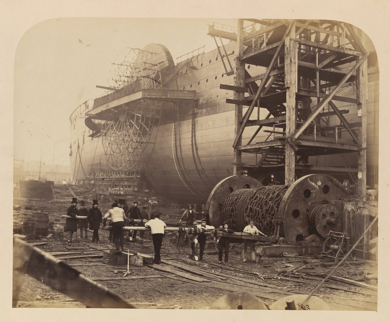 Män i arbete vid sidan av de utskjutande kedjorna i Great Eastern, 18 november 1857. av Robert Howlett