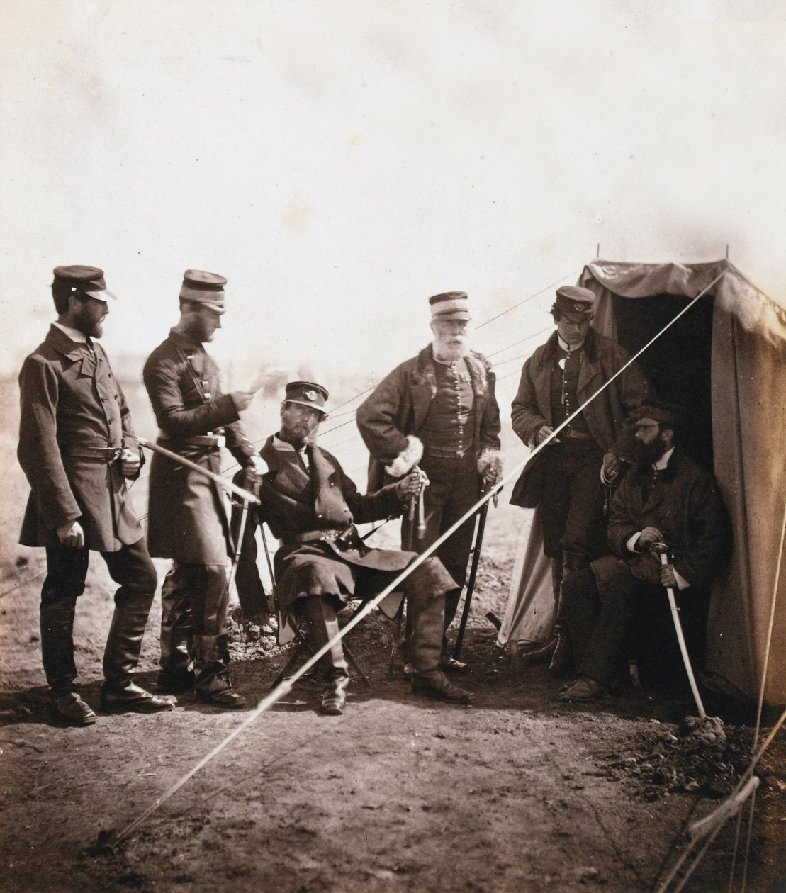 Brigadgeneral Philip Macpherson och officerare i 4:e divisionen, från ett album med 52 fotografier associerade med Krimkriget, 1855 av Roger Fenton