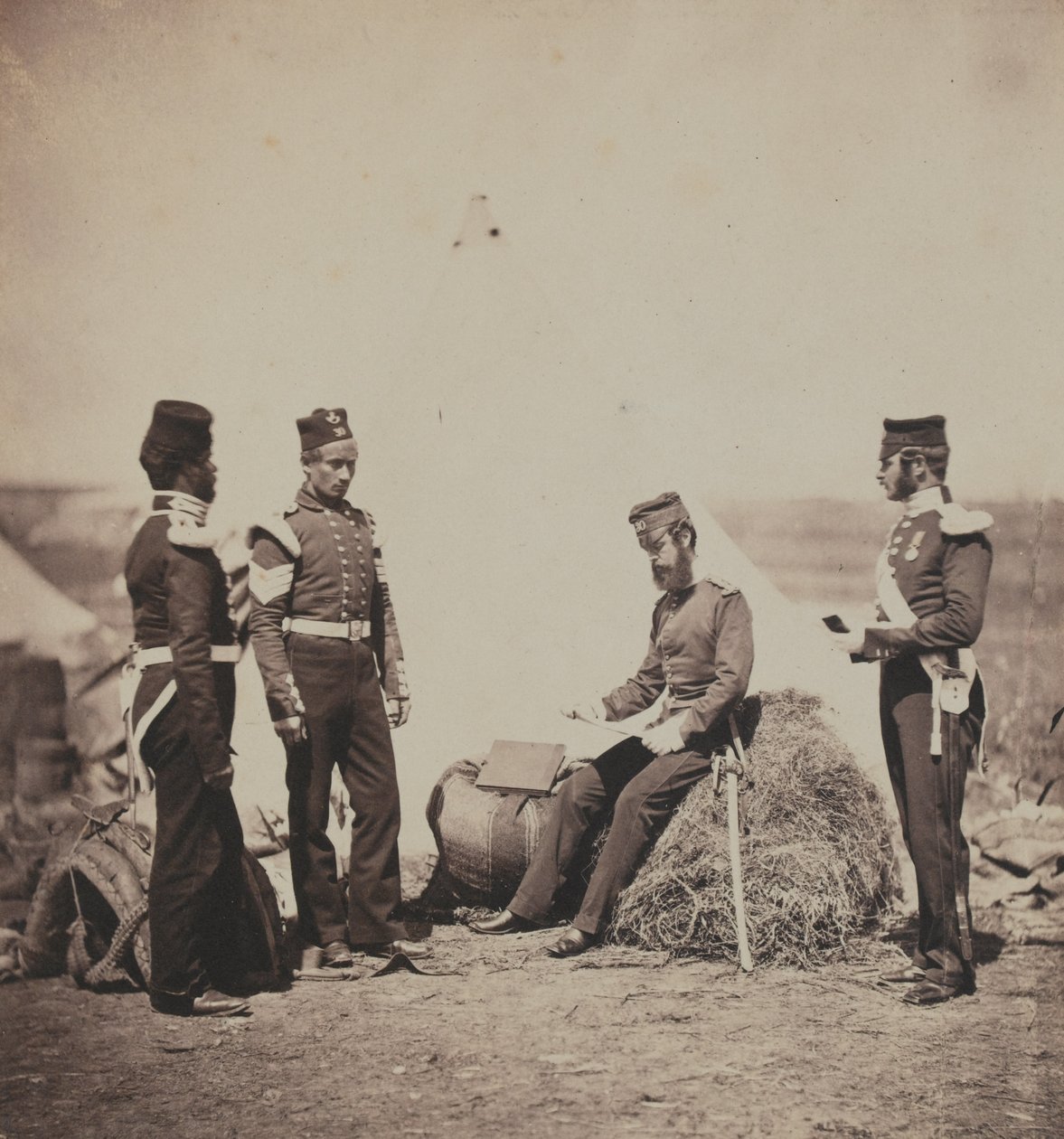 Kapten Mark Walker, 30:e fotregementet (Cambridgeshire), läser allmänna order, från ett album med 52 fotografier från Krimkriget, 1855. av Roger Fenton