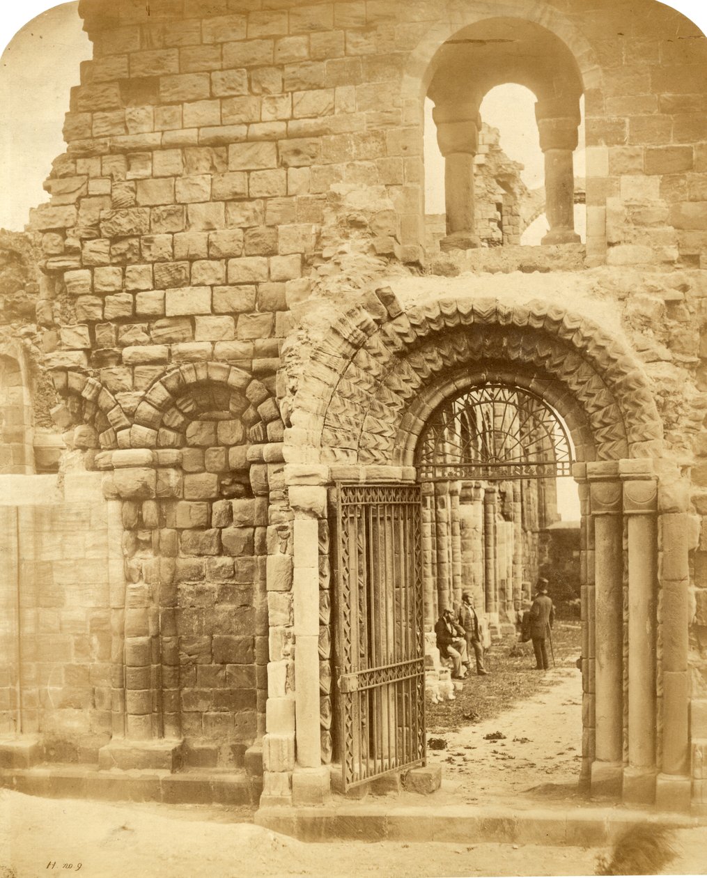 Kyrkruin med tre män (saltat papperstryck) av Roger Fenton