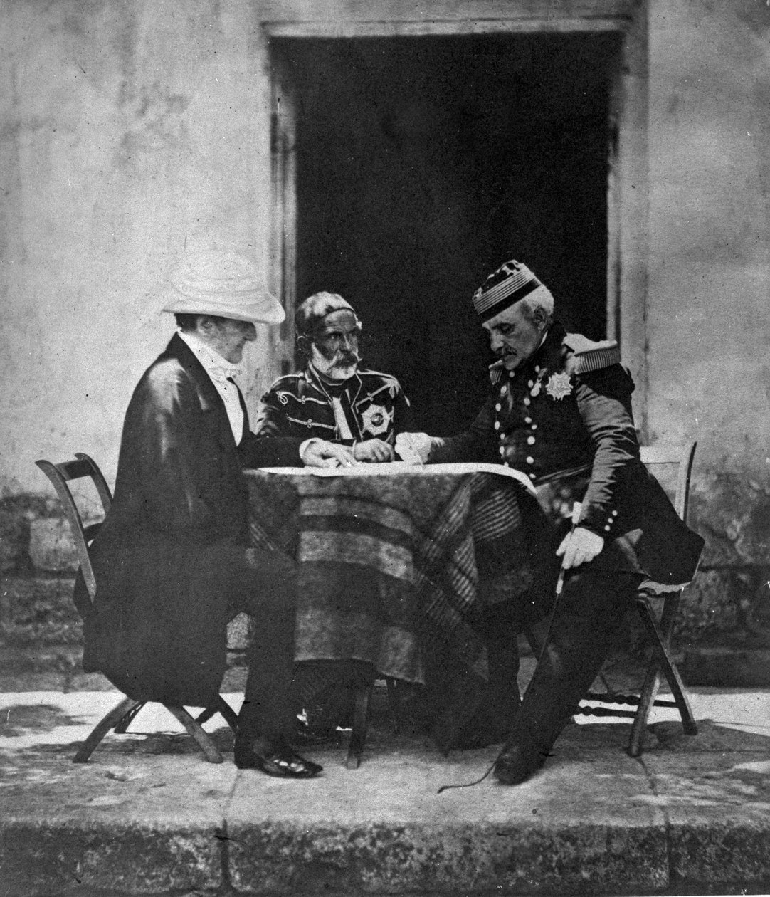 Krigsrådet hölls på morgonen då Mamelon intogs, 1855 av Roger Fenton