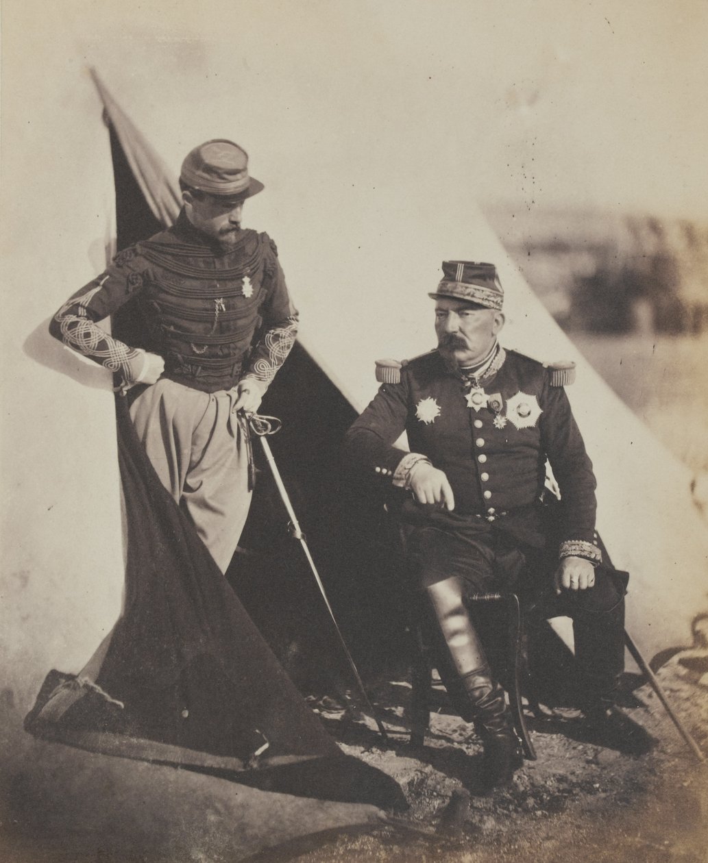 General Pierre Bosquet (1810-61) och kapten Dampierre, från en samling av 52 fotografier med anknytning till Krimkriget. av Roger Fenton
