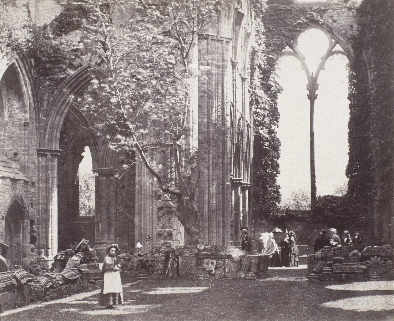 Interiör- Tintern Abbey av Roger Fenton