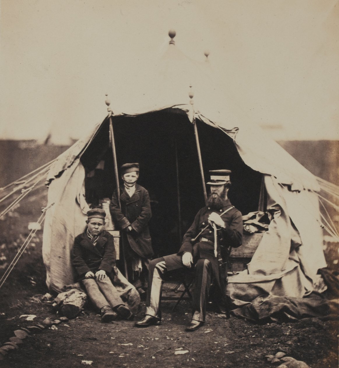 Överstelöjtnant Studholme Brownrigg, CB och de ryska pojkarna, från ett album med 52 fotografier associerade med Krimkriget, 1855 av Roger Fenton