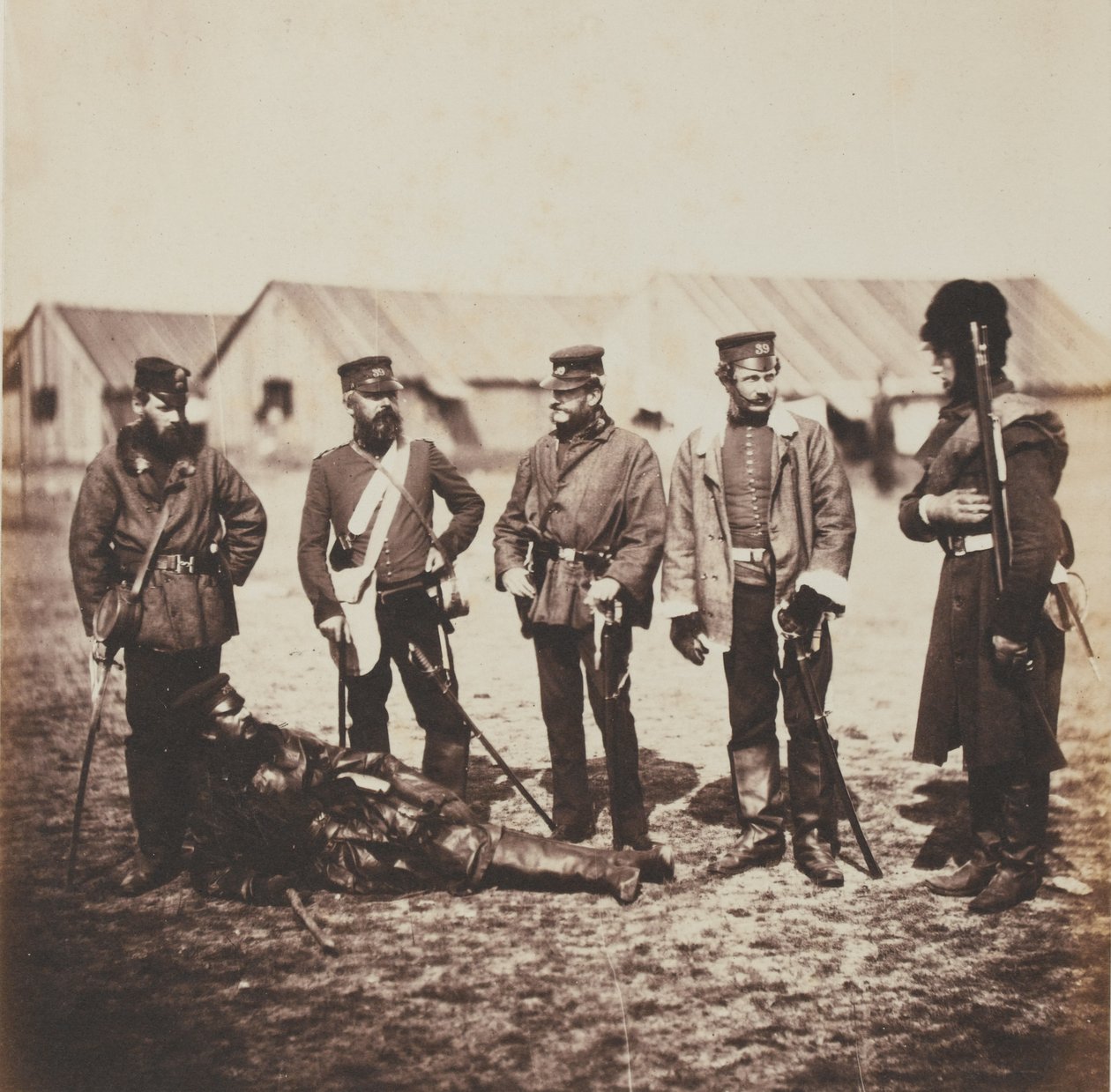 Generallöjtnant William Munro och officerare från 39:e regementet (Dorsetshire), från ett album med 52 fotografier med anknytning till Krimkriget, 1855. av Roger Fenton