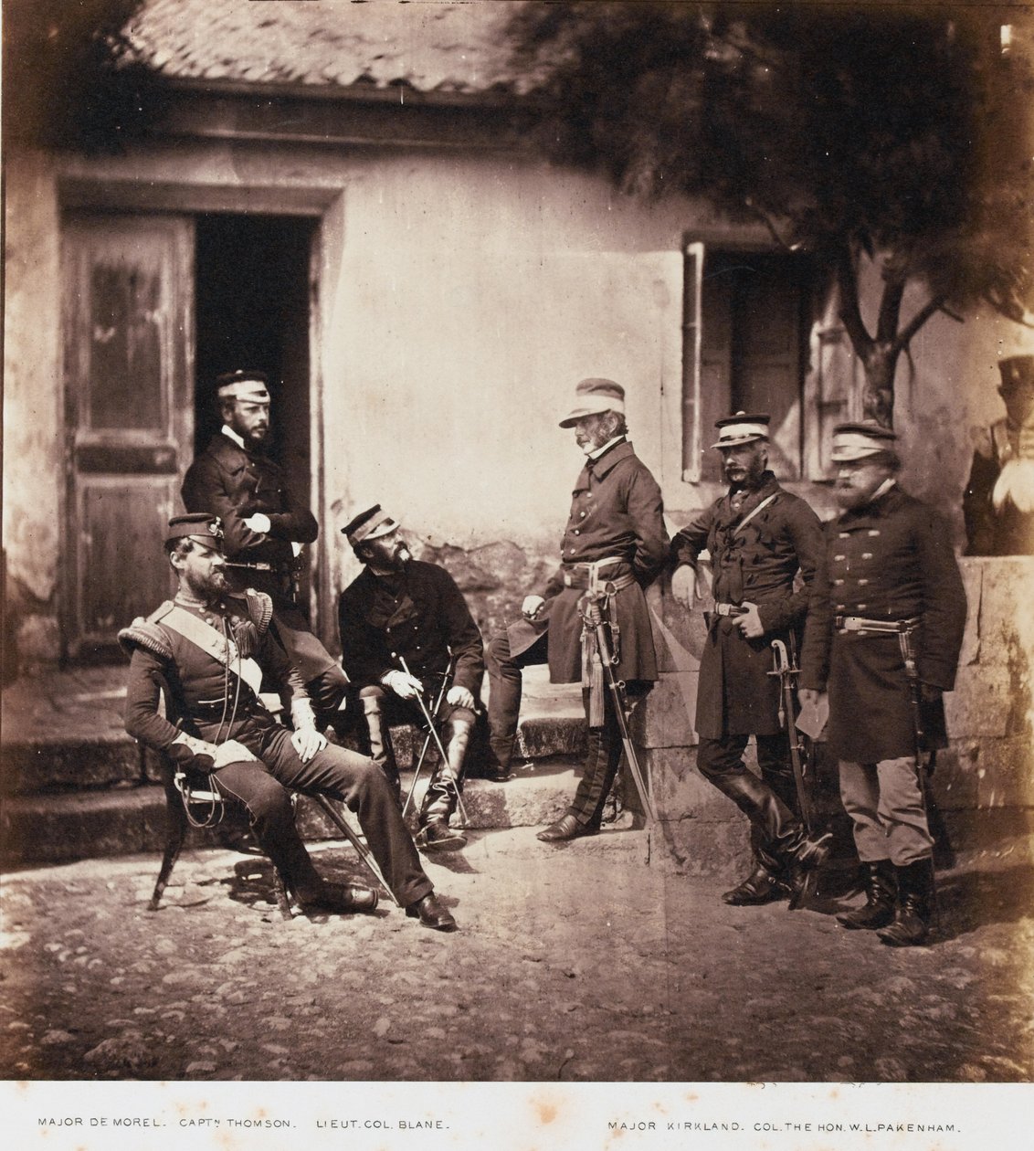 Generalmajor James Bucknall Bucknall Estcourt och stab, från ett album med 52 fotografier med anknytning till Krimkriget, 1855 av Roger Fenton