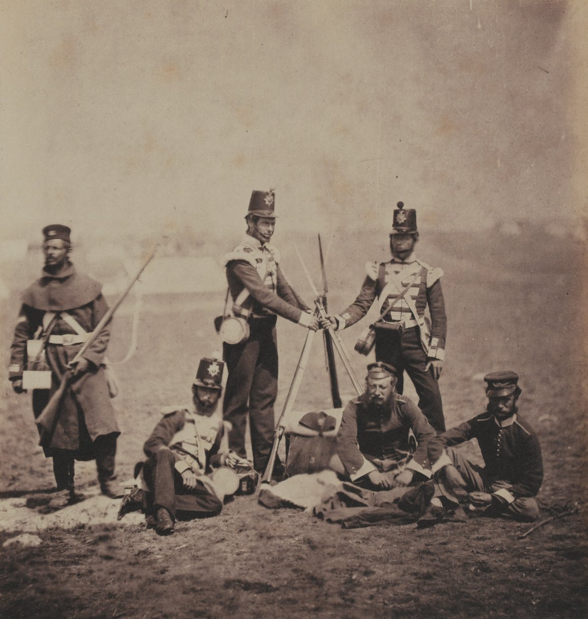 Officerare och män från 3:e (East Kent) regementet (The Buffs) från ett album med 52 fotografier från Krimkriget, 1855. av Roger Fenton