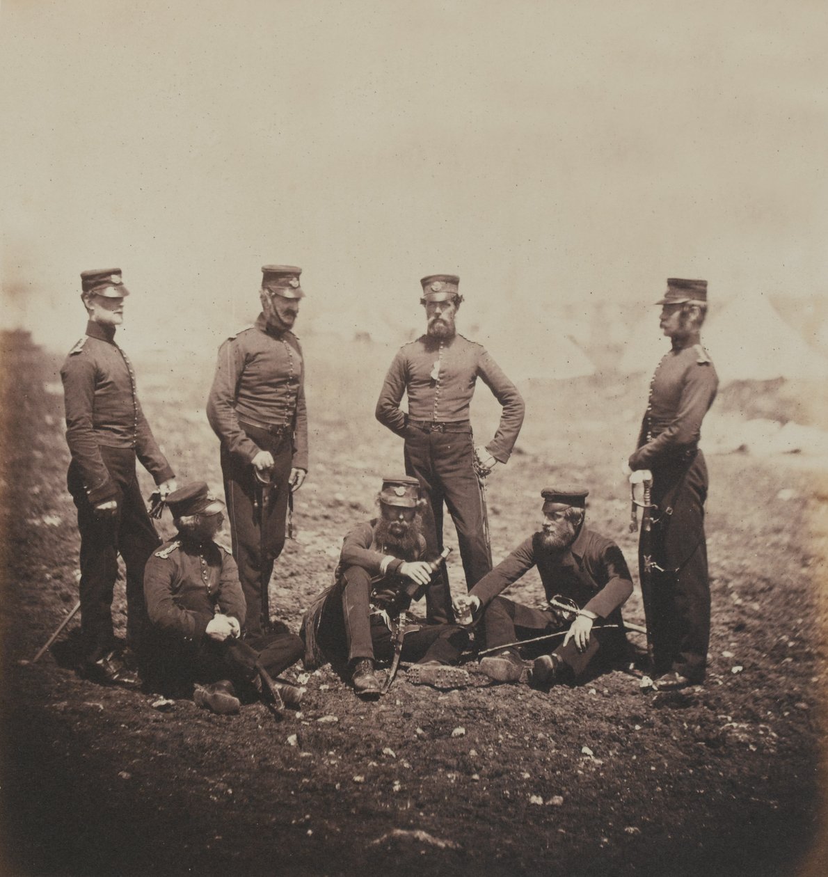 Officerare i 68th (Durham) Regiment of Foot (Light Infantry) från ett album med 52 fotografier med anknytning till Krimkriget, 1855. av Roger Fenton