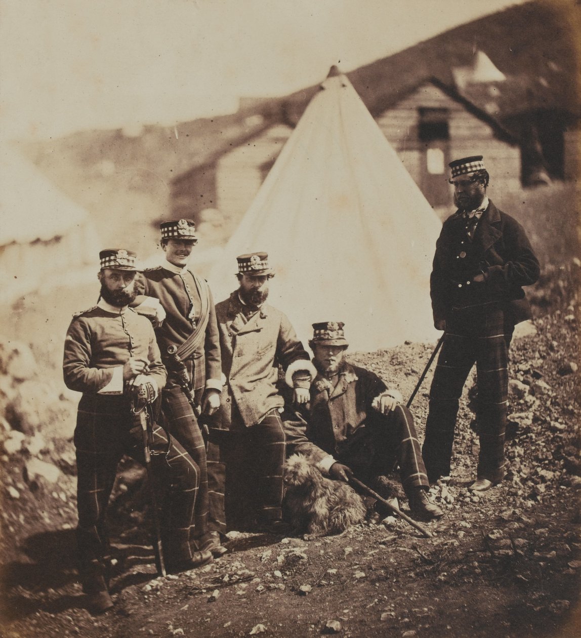 Officerare från 71st (Highland) Regiment of Foot (Light Infantry) från ett album med 52 fotografier associerade med Krimkriget, 1855 av Roger Fenton