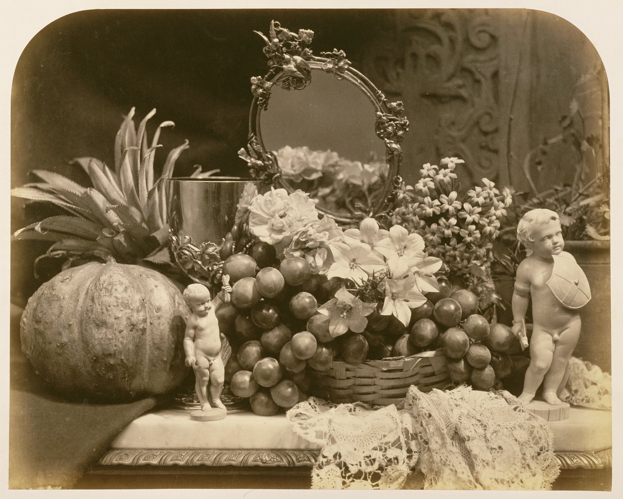 Stilleben av frukt med spegel och figurer, 1860 (sepiafoto) av Roger Fenton