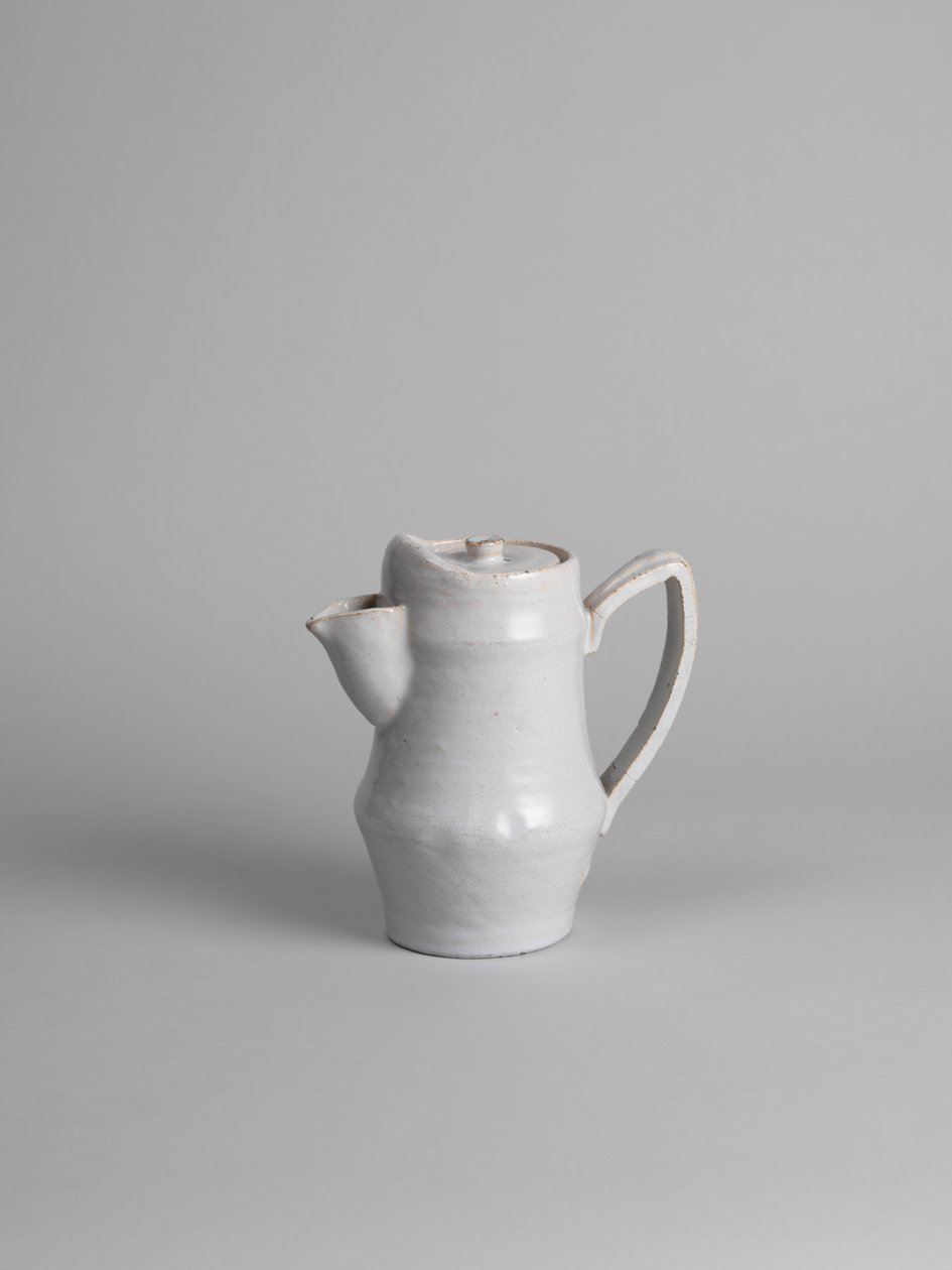 Vit plåtglaserad kaffekanna, 1914-15 av Roger Eliot Fry