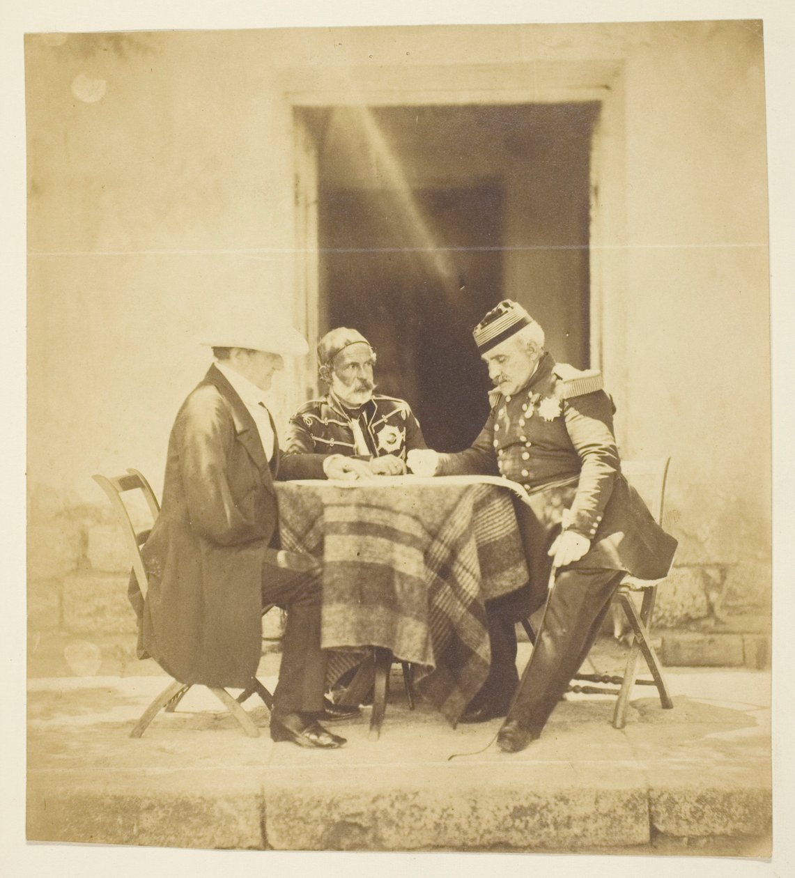 Ett krigsråd: Lord Raglan, Omar Pascha och Pélissier, fotograferat kvällen före intagandet av Mankelen, Krim av Roger Fenton