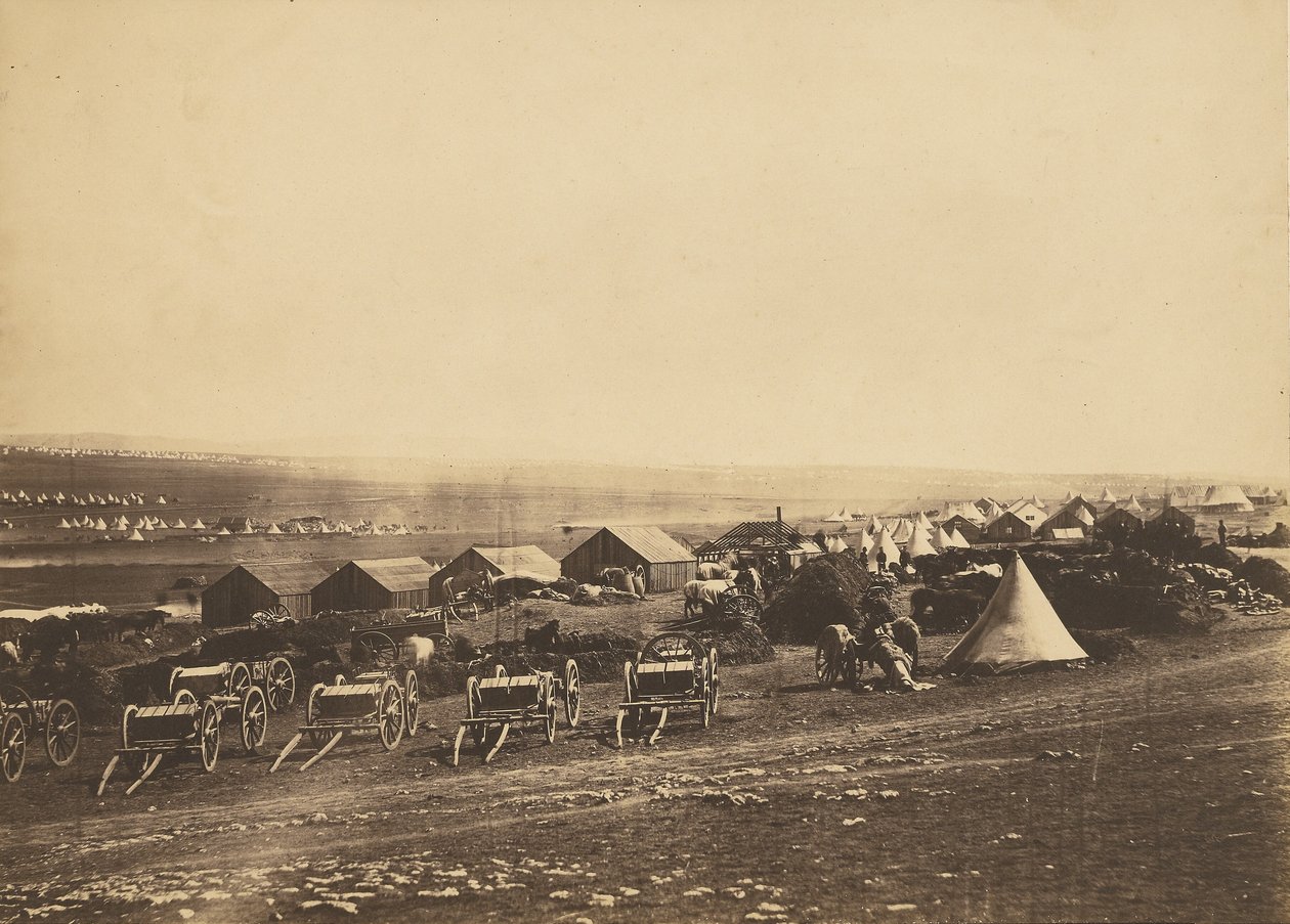 Artillerivagnar, Balaklava i fjärran. av Roger Fenton