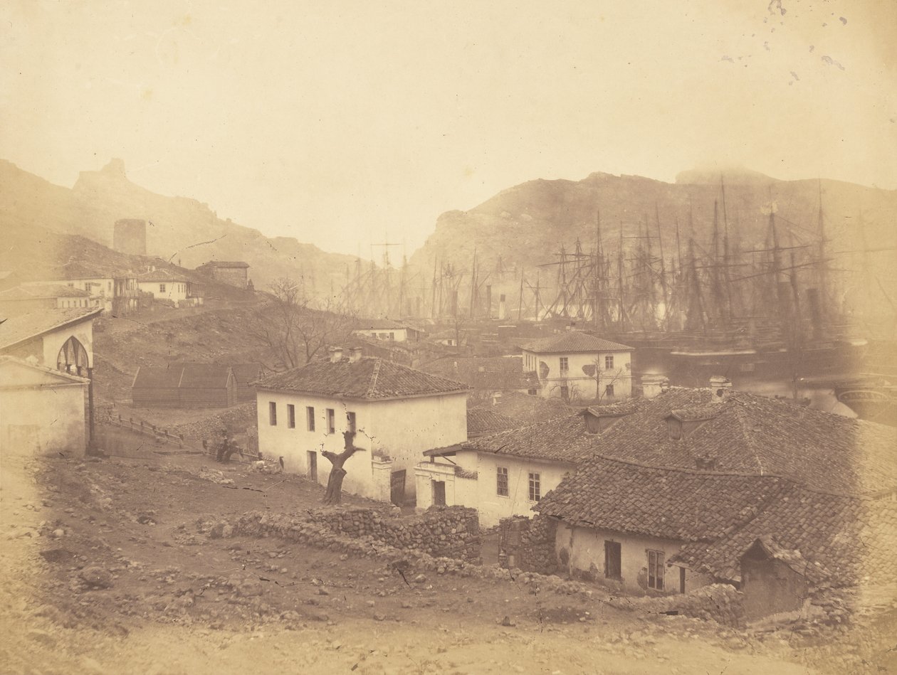 Balaklava, med utsikt mot havet. av Roger Fenton