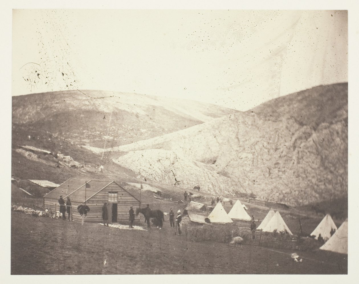 Läger för 4:e dragongardet, nära Karyni av Roger Fenton
