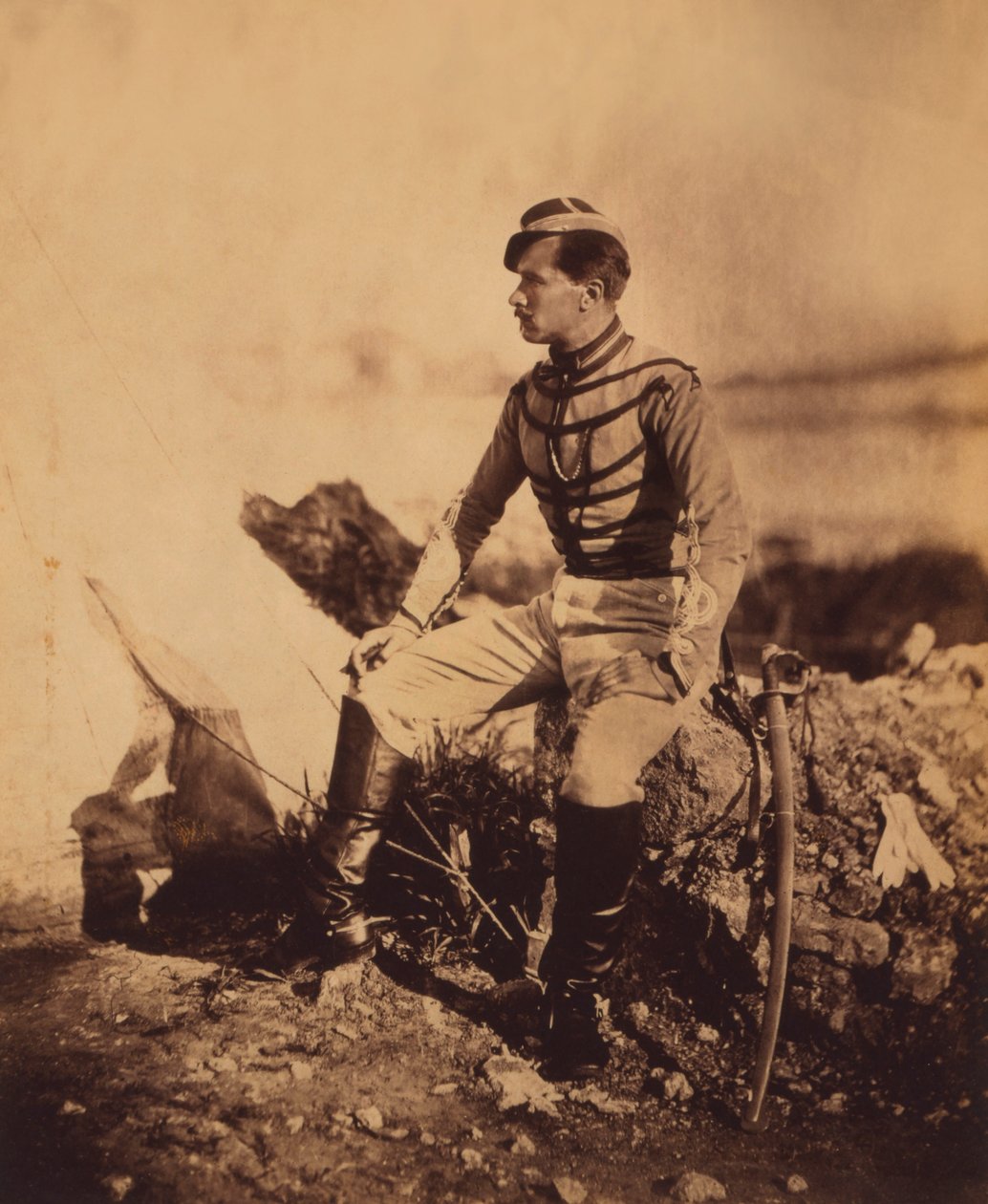 Kapten Thomas, medhjälpare till general Pierre Bosquet, sittande helbildsporträtt i uniform med svärd, Krimkriget, Krim, Ukraina av Roger Fenton