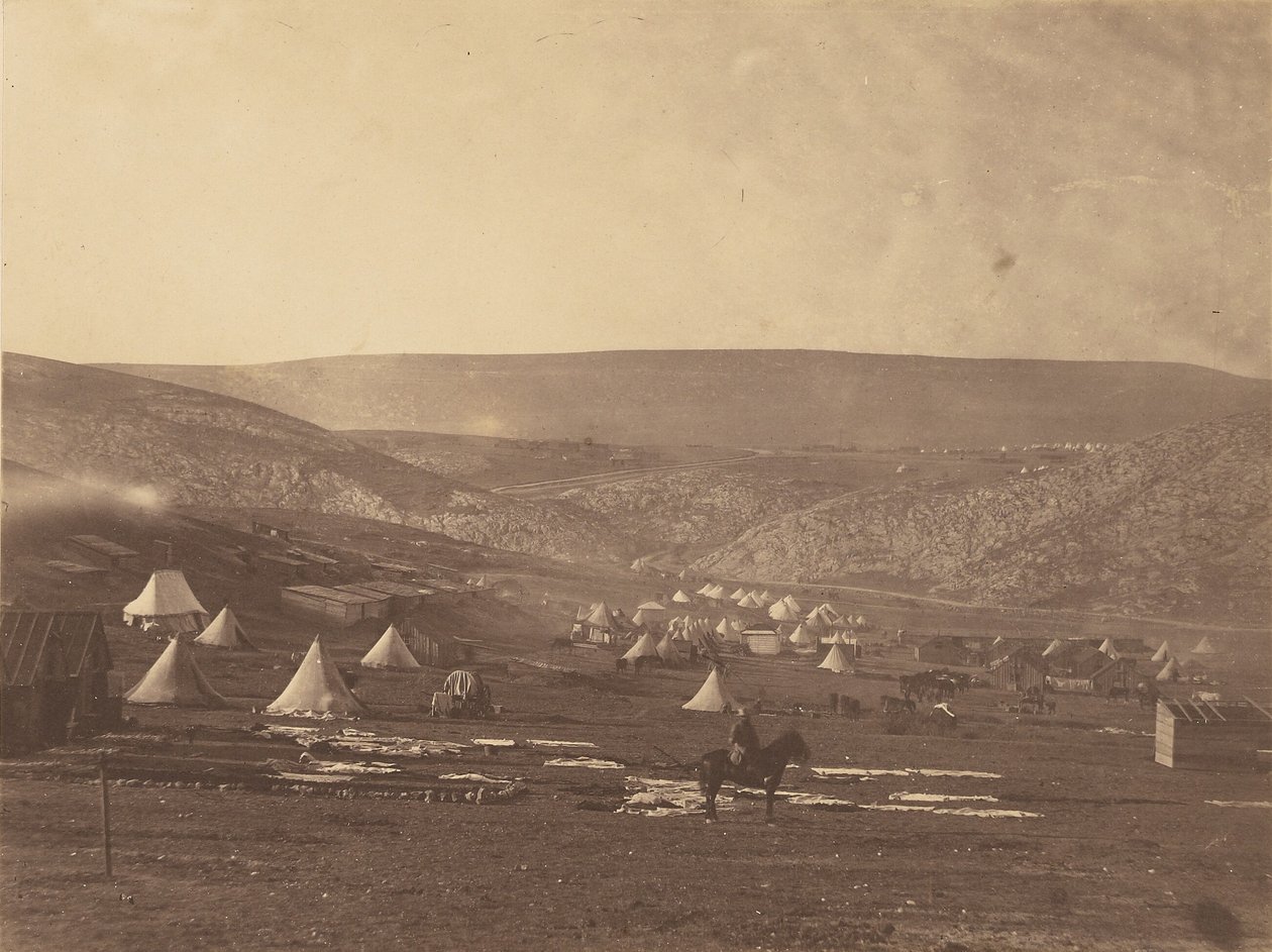 Kavalleriläger i Balaklava, med utsikt mot Sevastopols platå av Roger Fenton