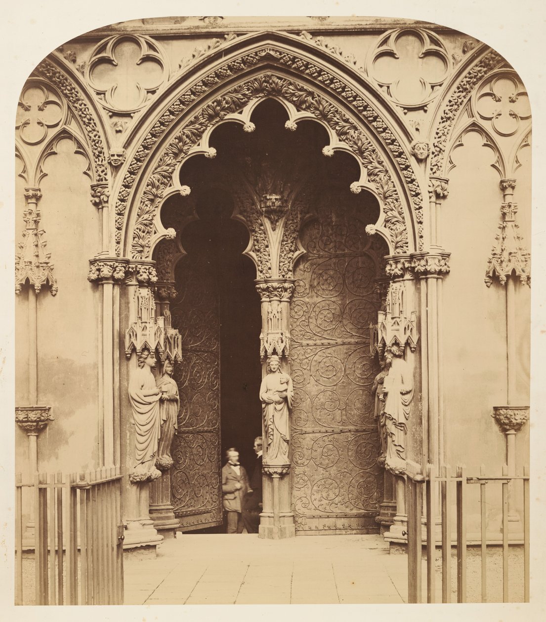 Central dörröppning, västportik, Lichfields katedral av Roger Fenton
