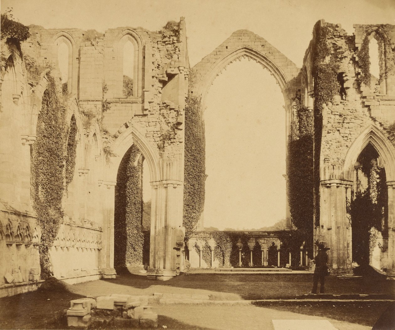 Fountains Abbey, östra fönstret av Roger Fenton