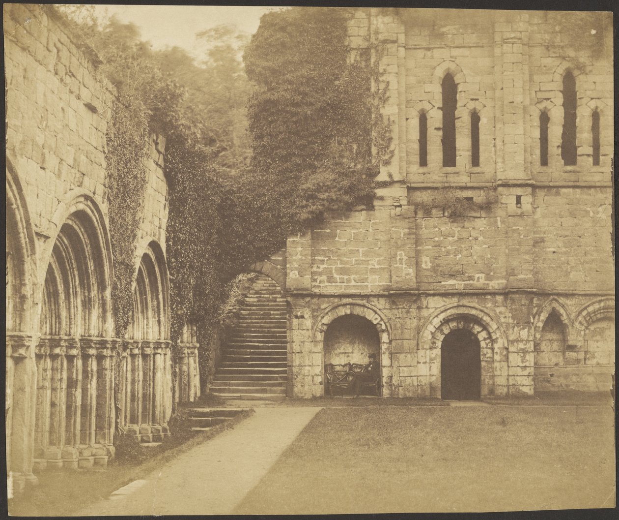 Fountains Abbey, sydöstra hörnet av klostret av Roger Fenton