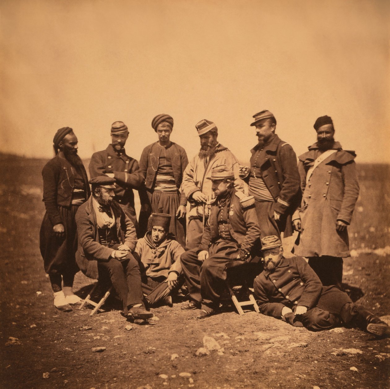 franska general Cisse och grupp officerare och soldater, porträtt i olika stilar av uniformer; a Zouave står till vänster, Krimkriget, Krim, Ukraina av Roger Fenton