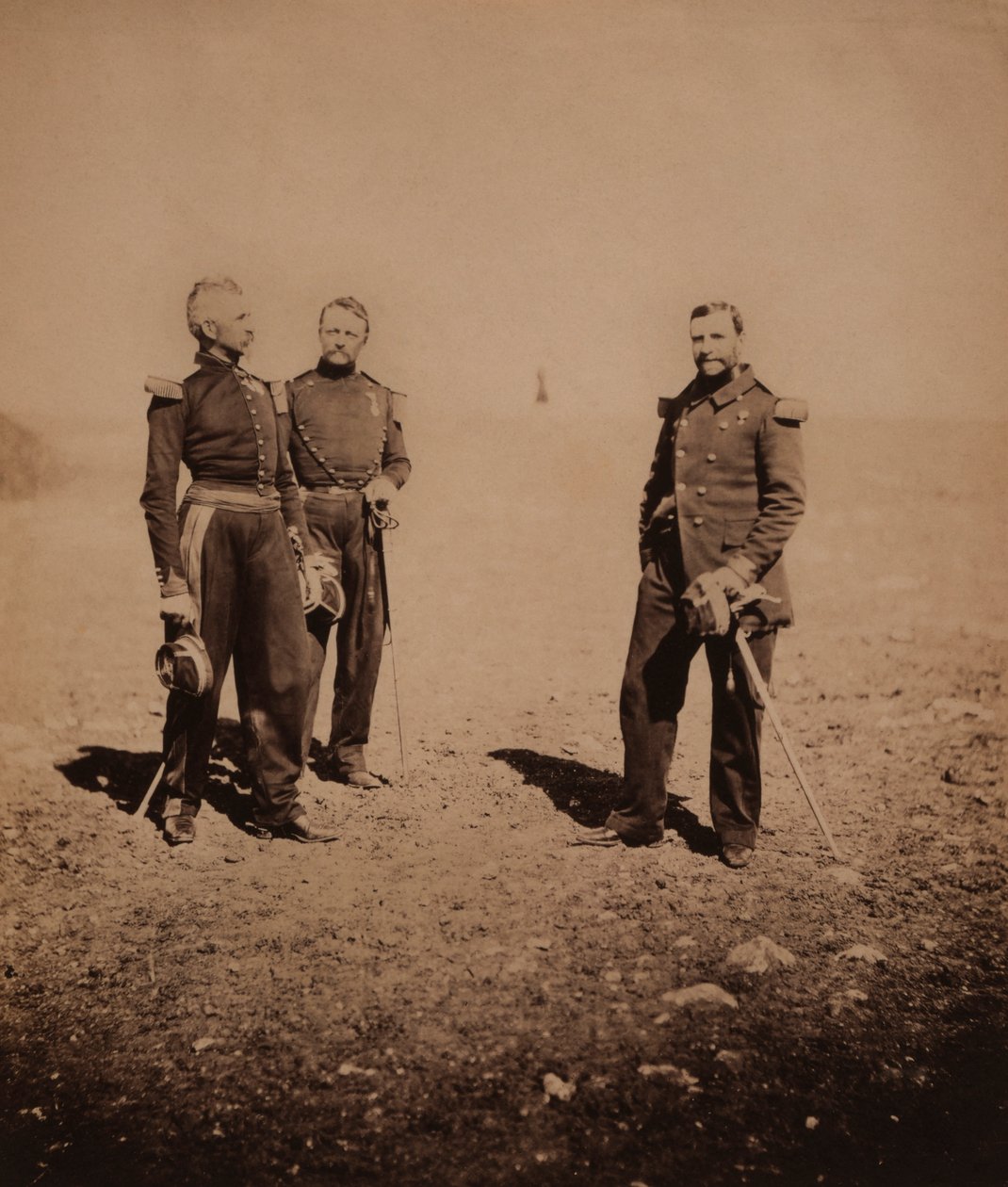 Franska generaler Labousiniere och Beuret står med tredje officer, Krimkriget, Krim, Ukraina av Roger Fenton