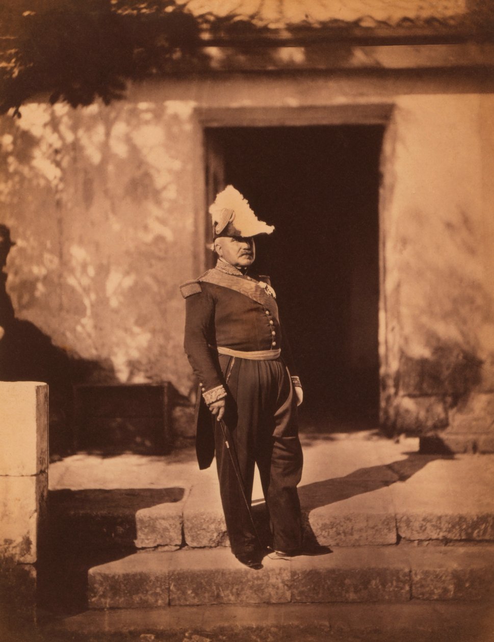 Fransk marskalk Pelissier, porträtt i helfigur i uniform och hatt, står framför byggnad, Krimkriget, Krim, Ukraina av Roger Fenton